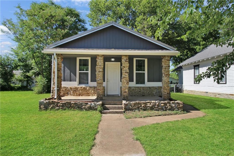 1621 Chess Ave, Parsons, KS 67357 - photo 1