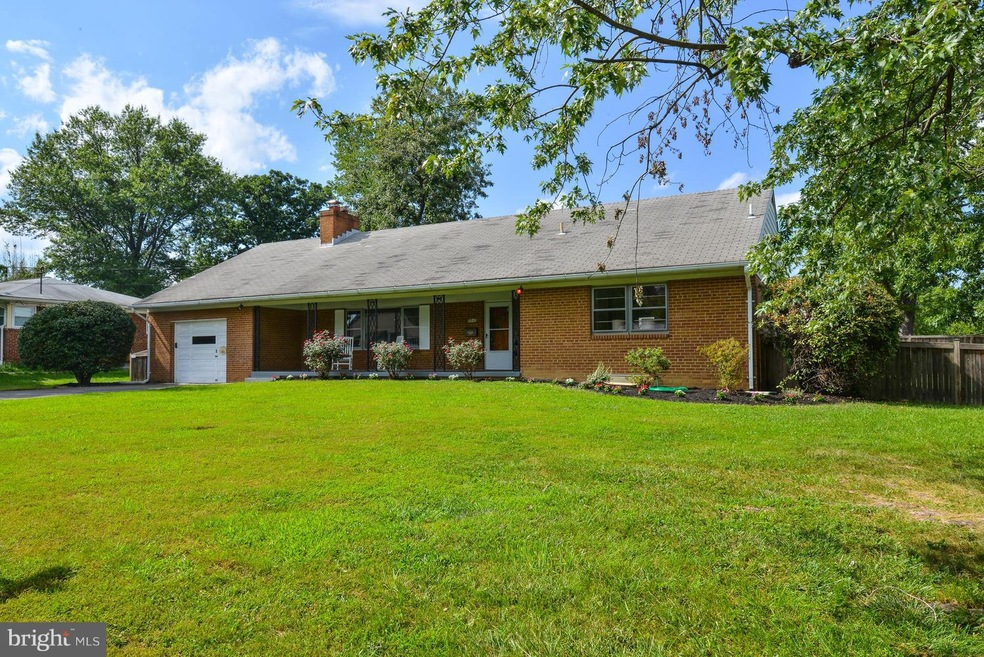 5842 Glen Forest Dr, Falls Church, VA 22041 - photo 1