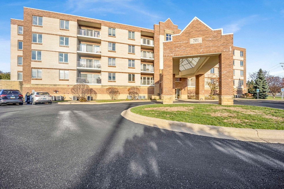 201 W Brush Hill Rd unit 103, Elmhurst, IL 60126 - photo 1