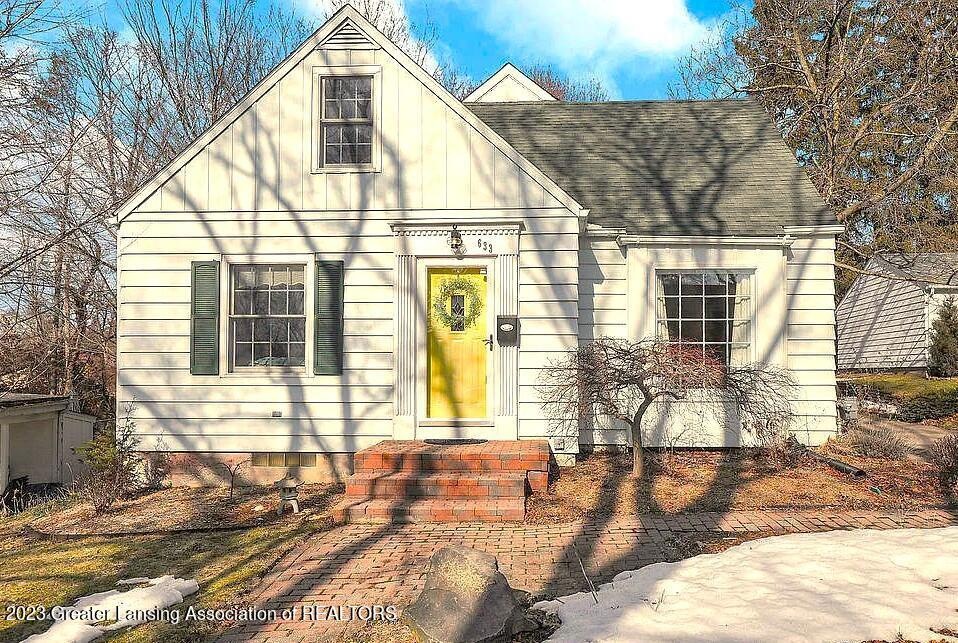 633 N Dexter Dr, Lansing, MI 48910 - photo 1