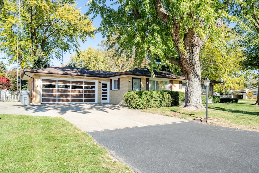 2781 N Trail Ln, Saint Joseph, MI 49085 - photo 1