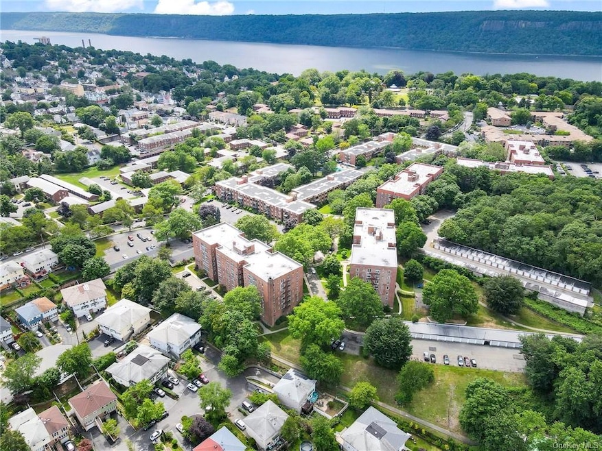 Tudor Woods unit 4E, Yonkers, NY 10703 - photo 1
