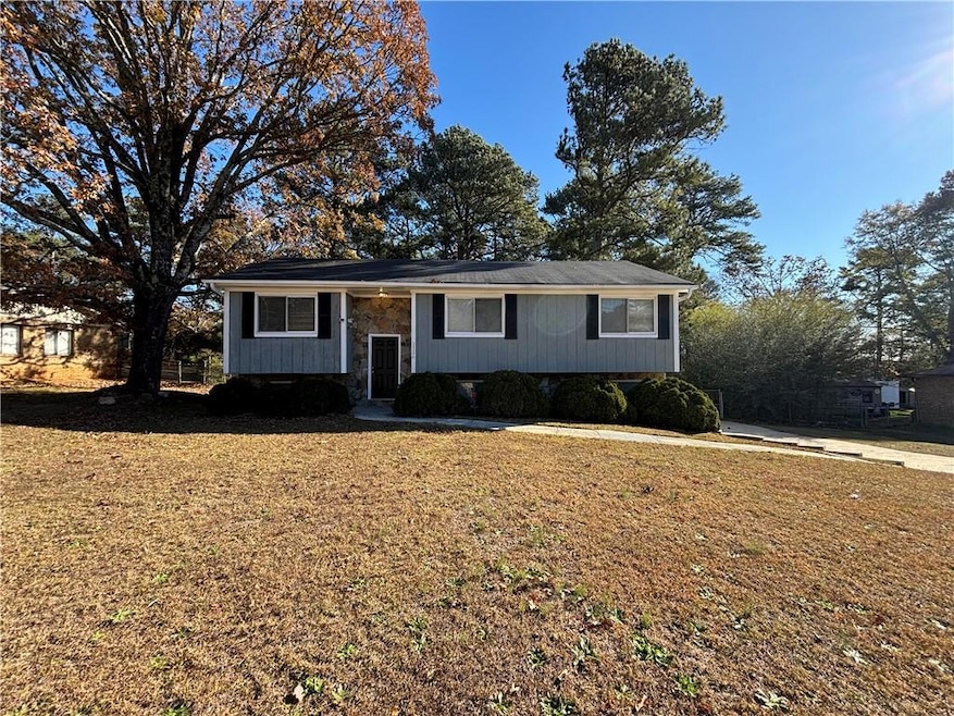 Raised ranch with a front yard