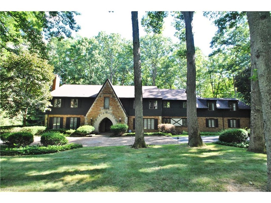 Welcome to 2250 Lancaster in desirable Fairlawn He