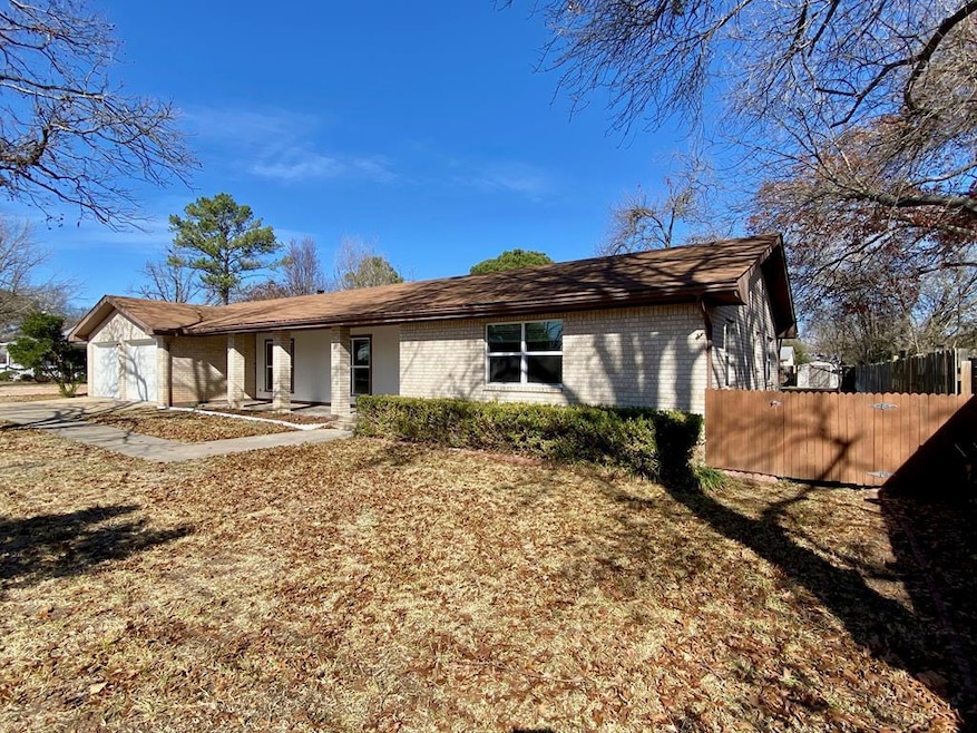 106 W Hackberry St, Fredericksburg, TX 78624 - photo 1