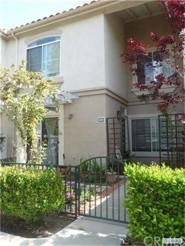 2-Story townhome entry & front patio