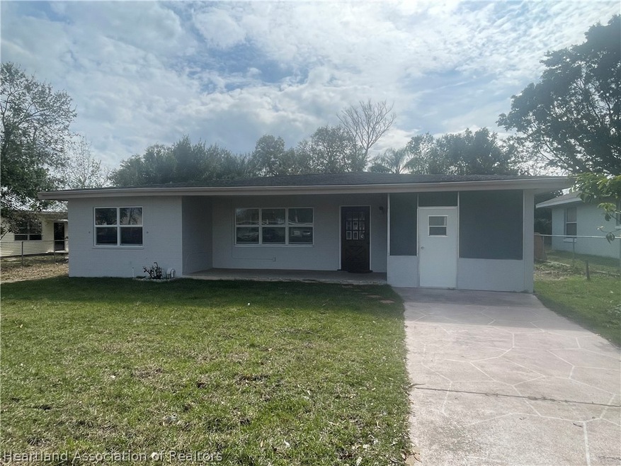 338 E Hibiscus St, Lake Placid, FL 33852 - photo 1