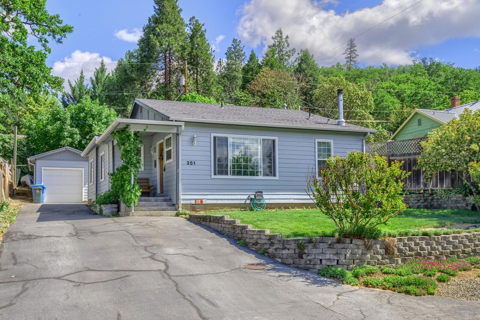 351 N 5th Ave, Gold Hill, OR 97525 - photo 1