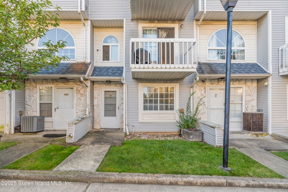 35 Country Dr N unit A, Staten Island, NY 10314 - photo 1