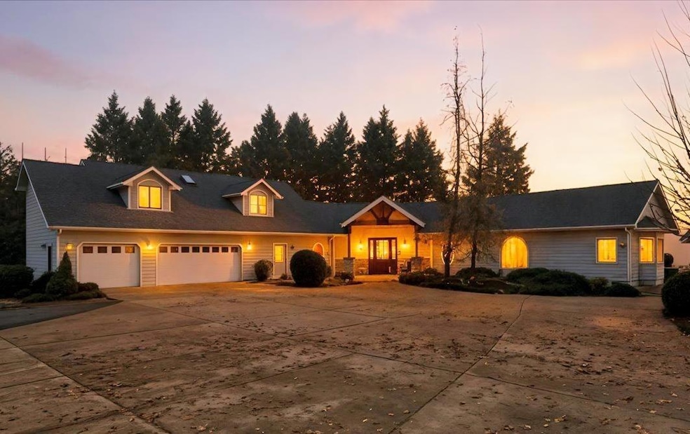 3601 Campus View Dr, Grants Pass, OR 97527 - photo 1