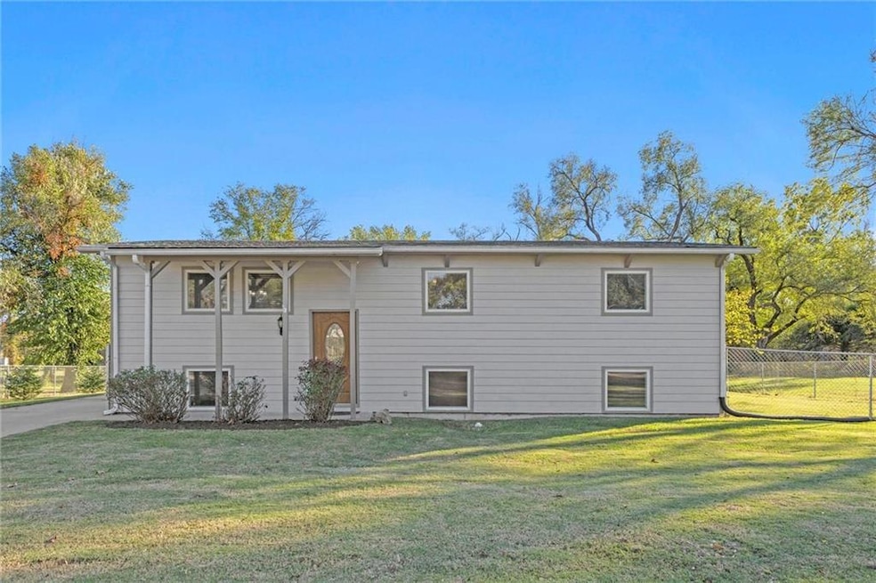 201 E Mill St, Osawatomie, KS 66064 - photo 1