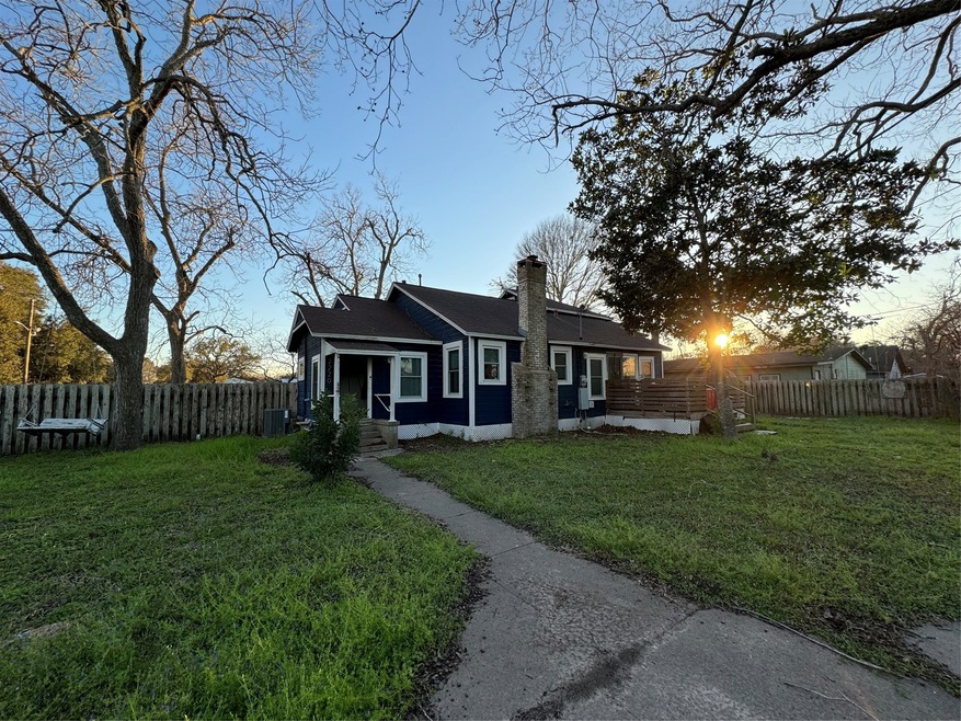 2220 Gloria Ave, Bay City, TX 77414 - photo 1