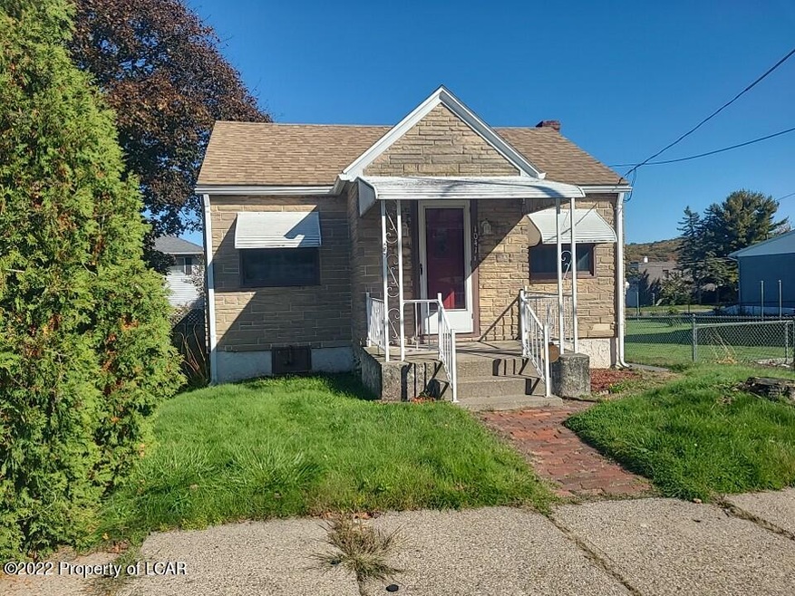 1041 N Vine St, Hazleton, PA 18202 - photo 1