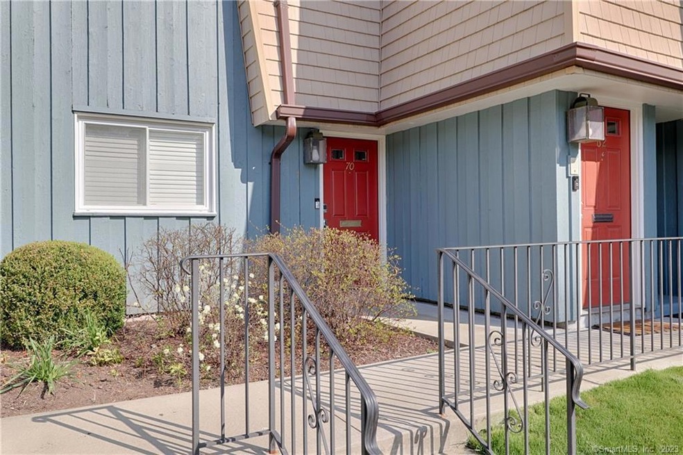 70 Montauk St unit 70, Fairfield, CT 06825 - photo 1