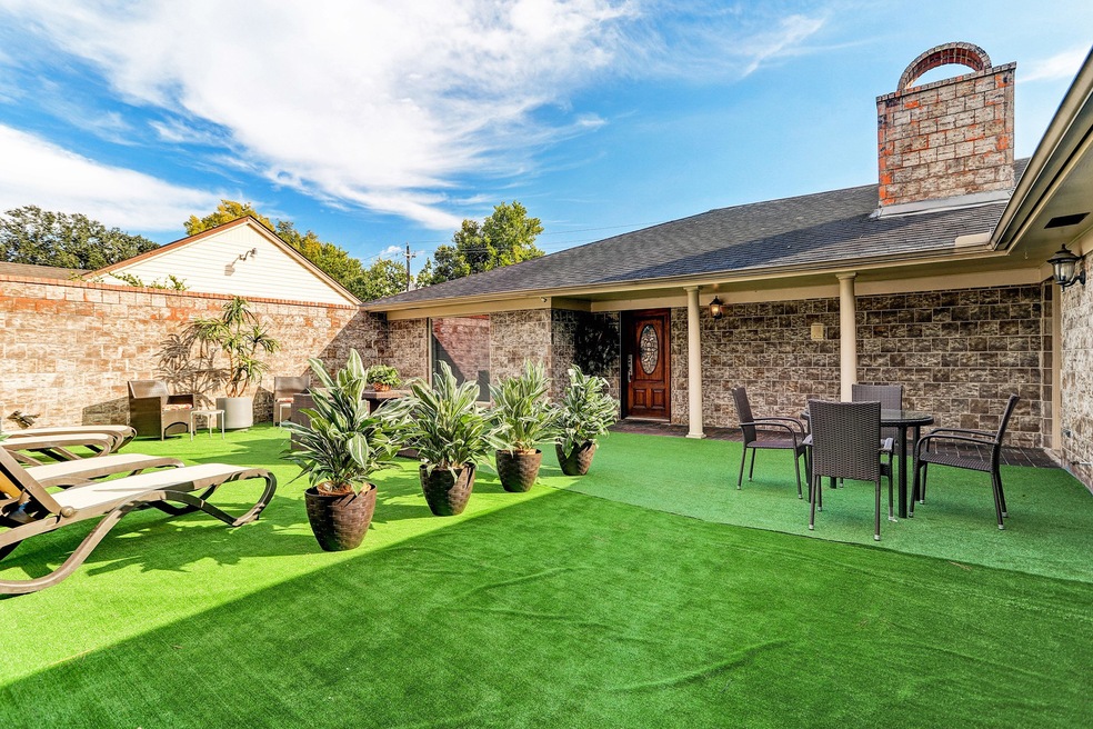 1031 Creekmont Dr, Houston, TX 77091 - photo 1