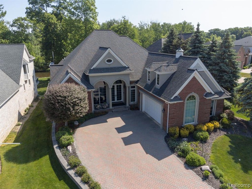 1302 Forest Bay Dr, Waterford, MI 48328 - photo 1