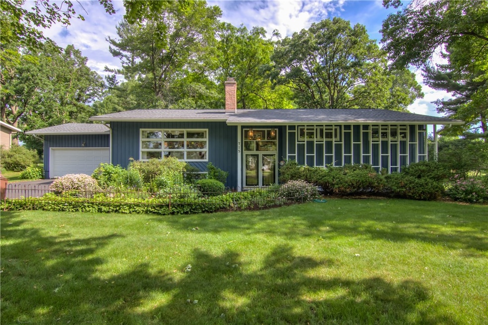  Exceptional 5 BR home located in the River Height
