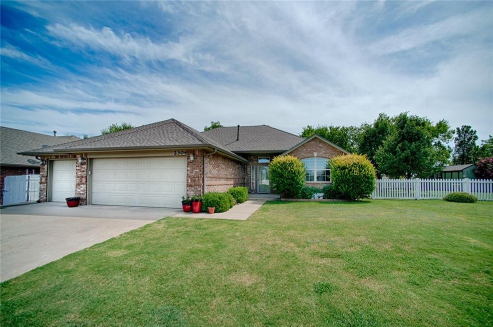 2304 NE 4th St, Moore, OK 73160 - photo 1