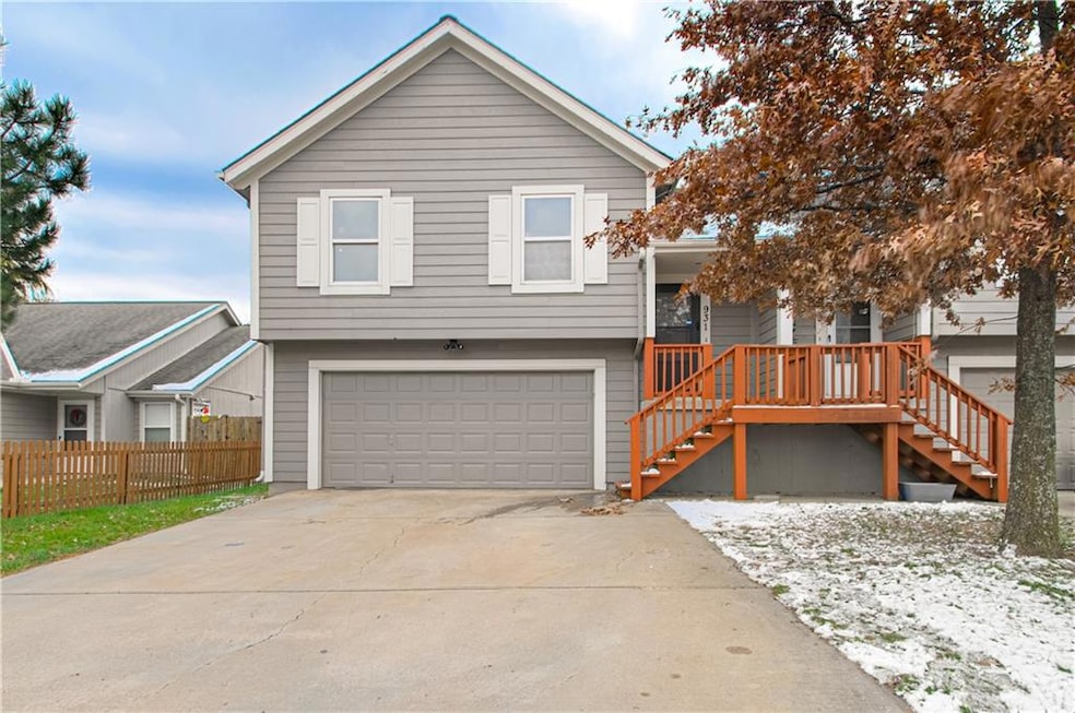 931 E Wildcat Run St, Gardner, KS 66030 - photo 1