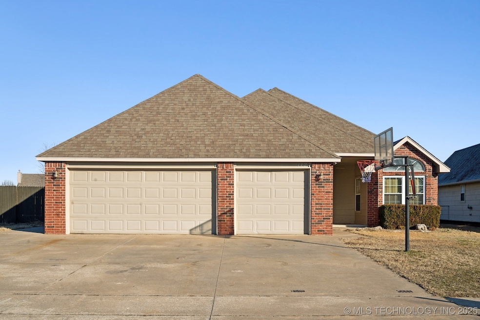 112 E Granger Place, Broken Arrow, OK 74012 - photo 1
