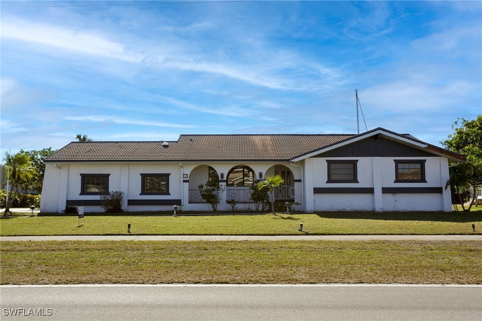 View of front facade with a front yard