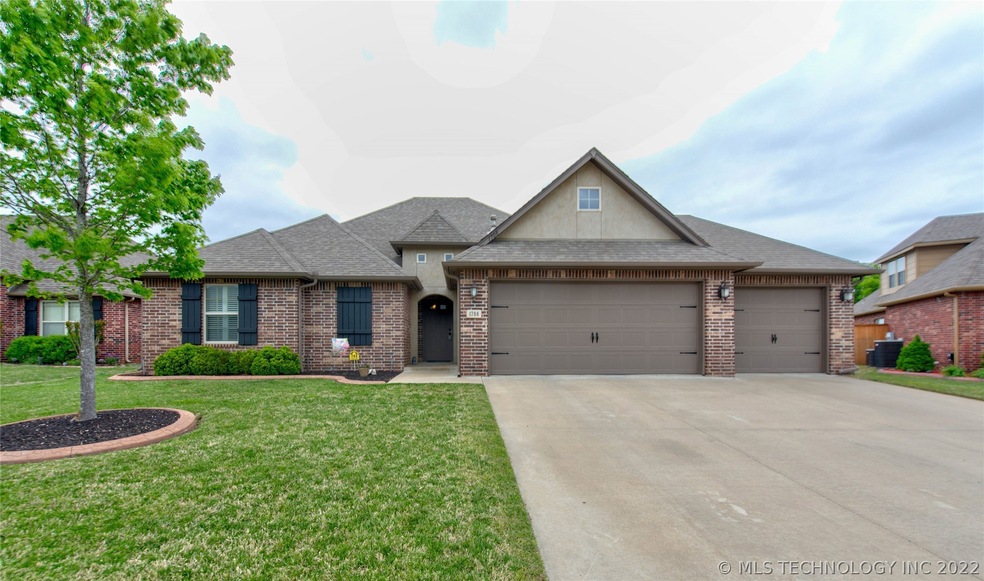 LOCATION! LOCATION! This MOVE-IN Ready one story i