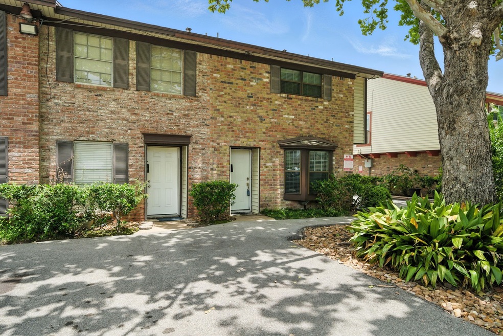 10666 Hazelhurst Dr unit 22, Houston, TX 77043 - photo 1