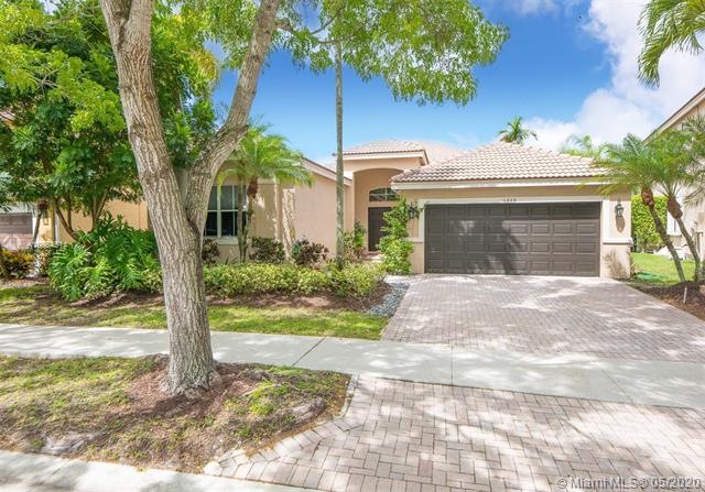 BEAUTIFULLY PAVED DRIVEWAY & WALKWAY