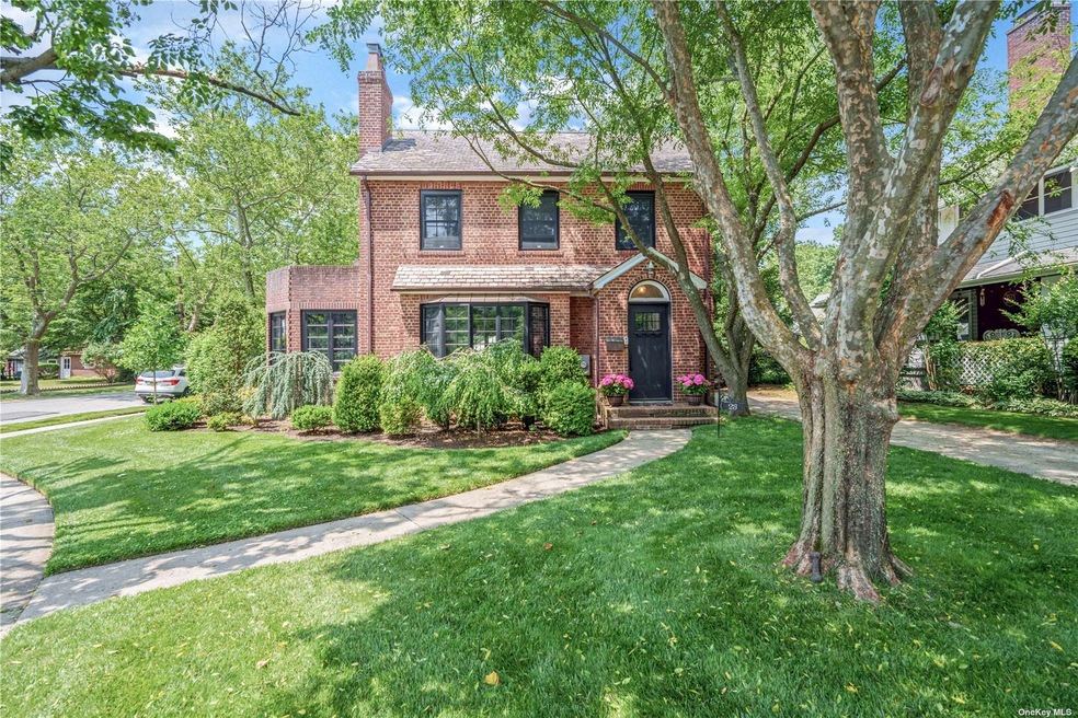 23 Pennsylvania Blvd, Floral Park, NY 11001 - photo 1