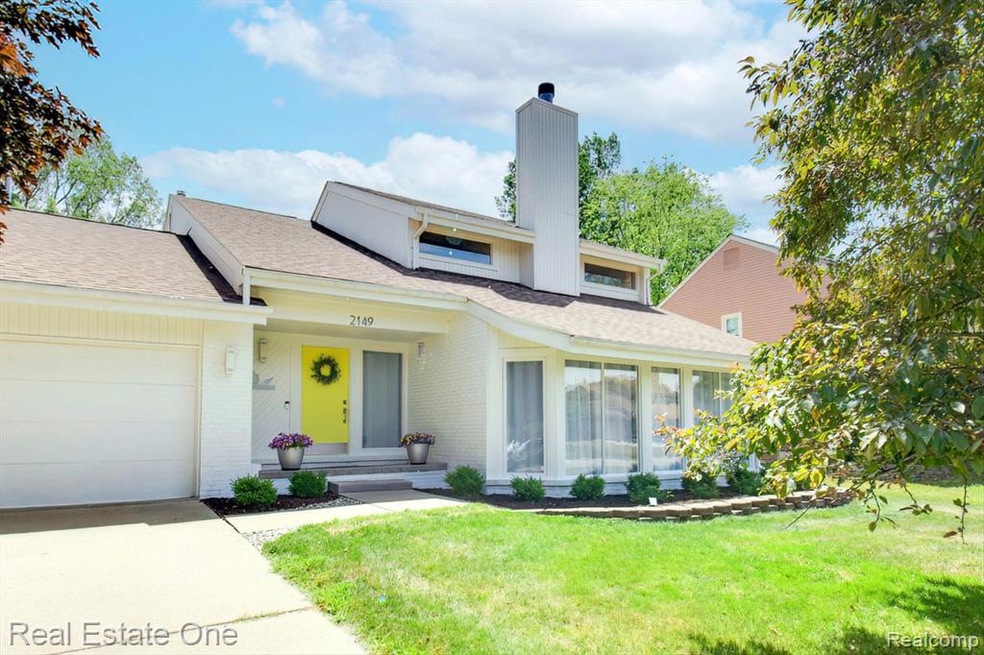 2149 Hidden Lake Dr, West Bloomfield, MI 48324 - photo 1