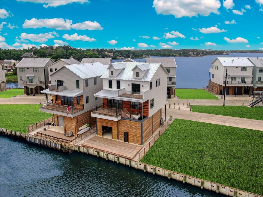 28 Cmdr Runco Ln, Taylor Lake Village, TX 77586 - photo 1