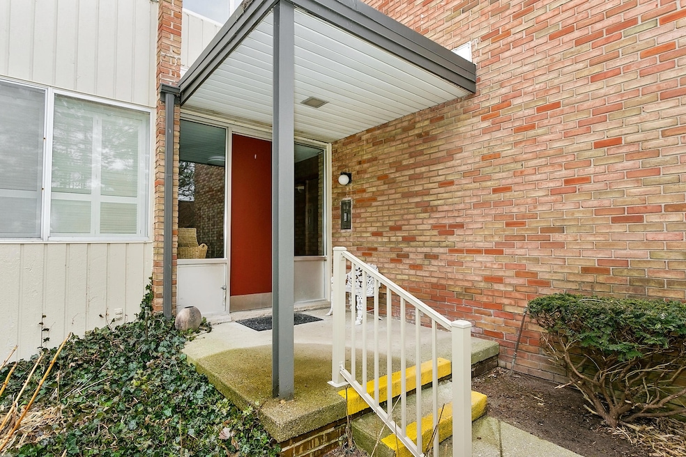 4049 W Maple Rd unit A, 102, Bloomfield Hills, MI 48301 - photo 1