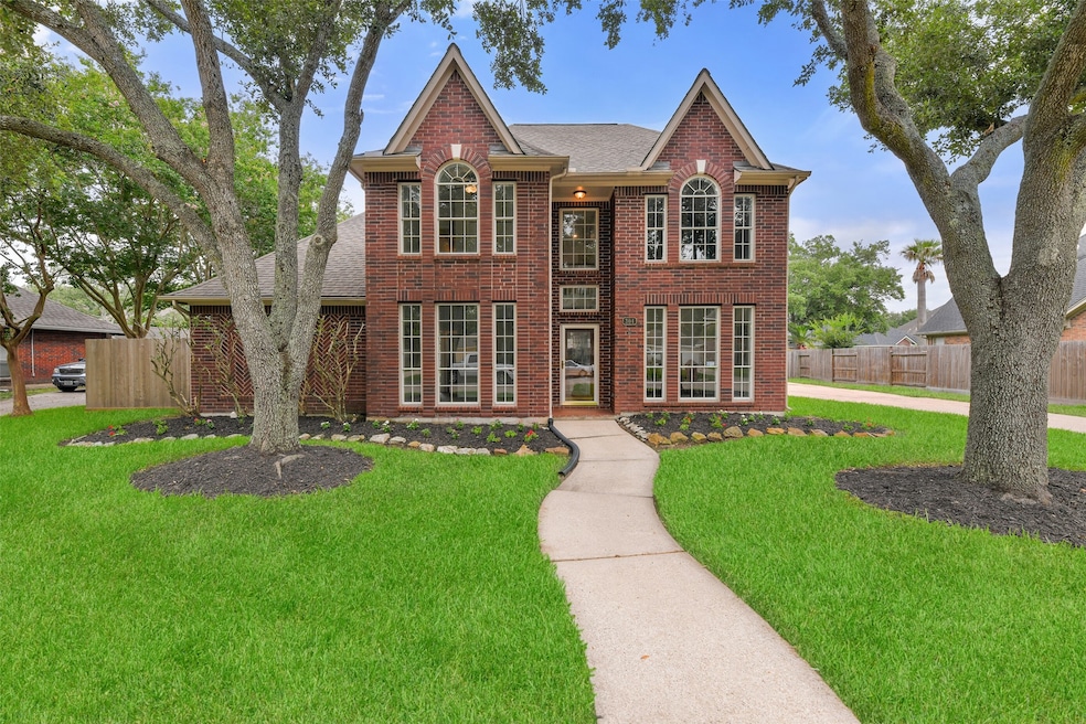 304 Eagle Lakes Dr, Friendswood, TX 77546 - photo 1