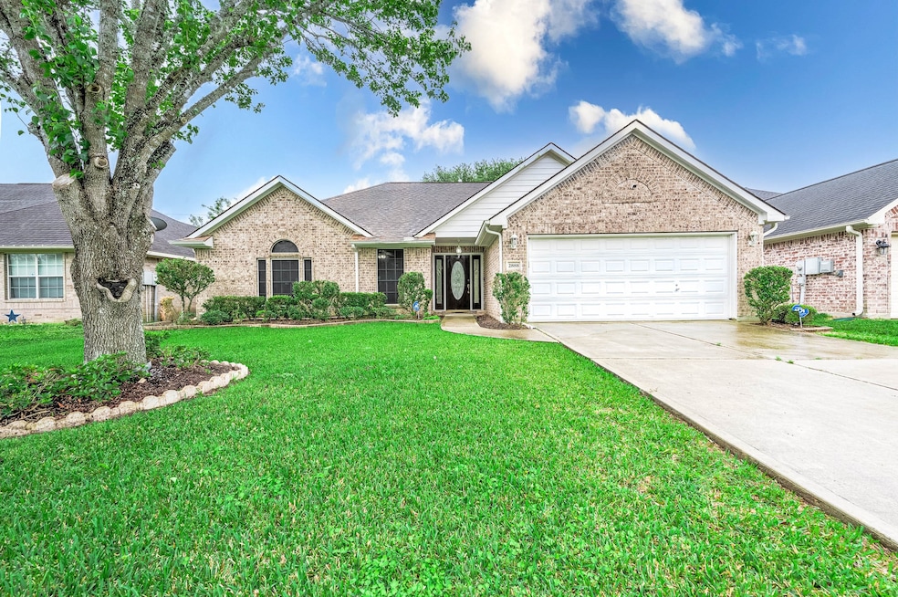 2888 Community Dr, Alvin, TX 77511 - photo 1