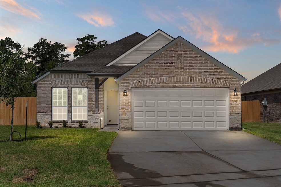 Welcome home to   21067 Cypress Overlook Trail located in Cypresswood Point and zoned to Aldine ISD.