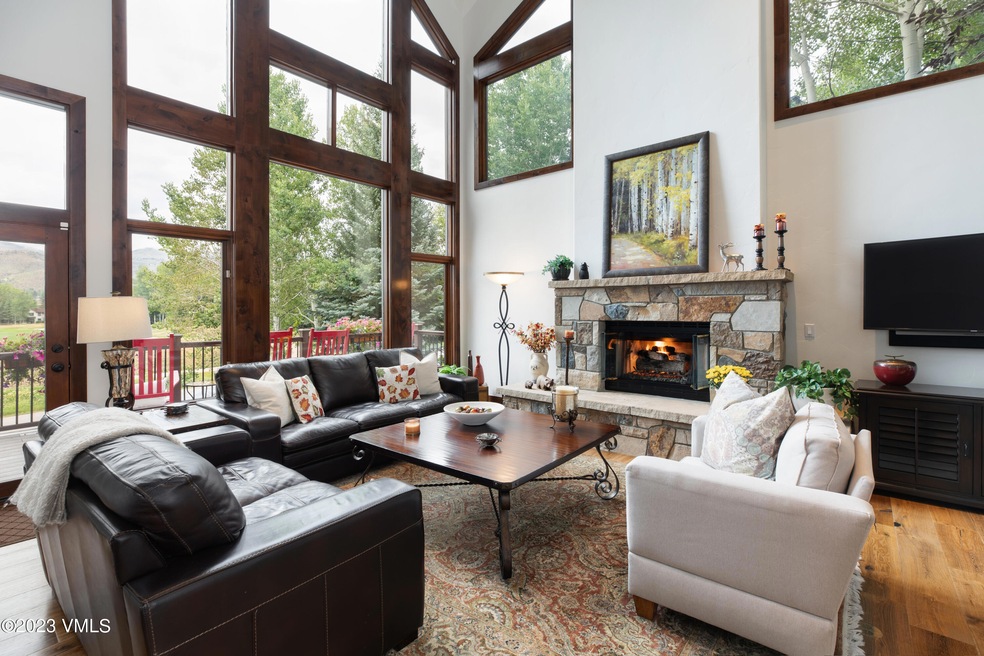 560_arrowhead_dr_e_interior_living_a