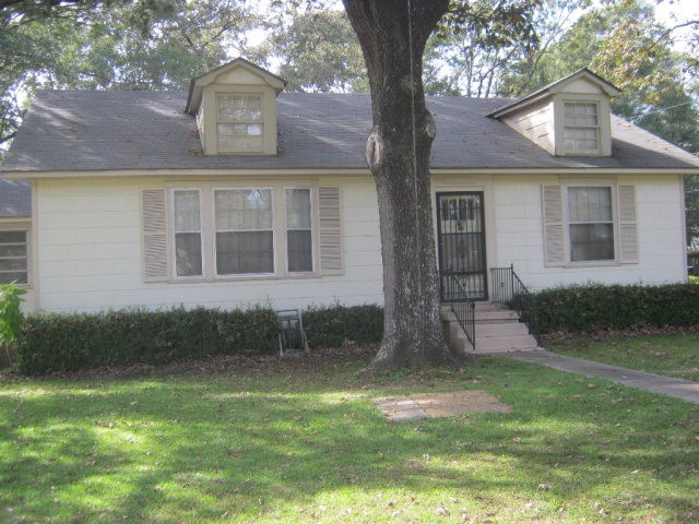 319 Laurel St, McComb, MS 39648 - photo 1