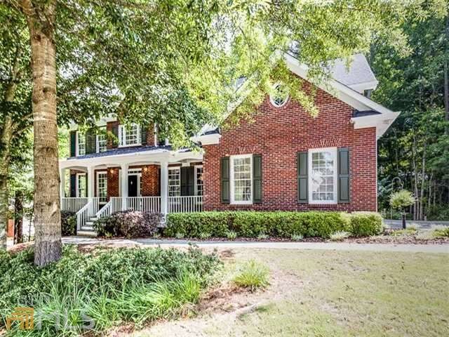 Beautiful Brick and Hardiplant home on level, priv