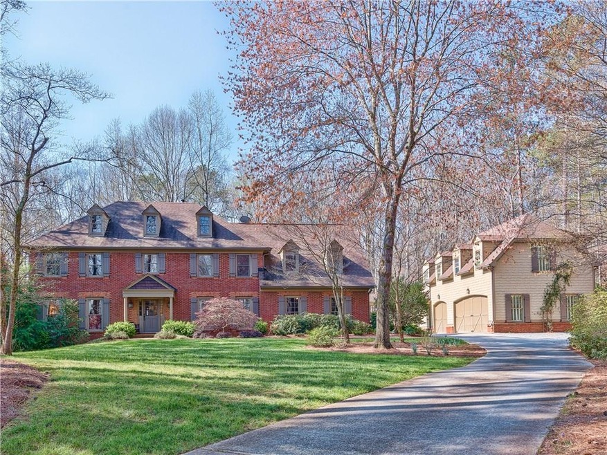 Unbeatable curb appeal!!  Wouldn't you love to dri