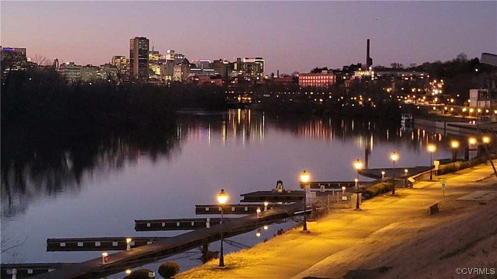 Rocketts Landing Marina along the Capital Trail w/