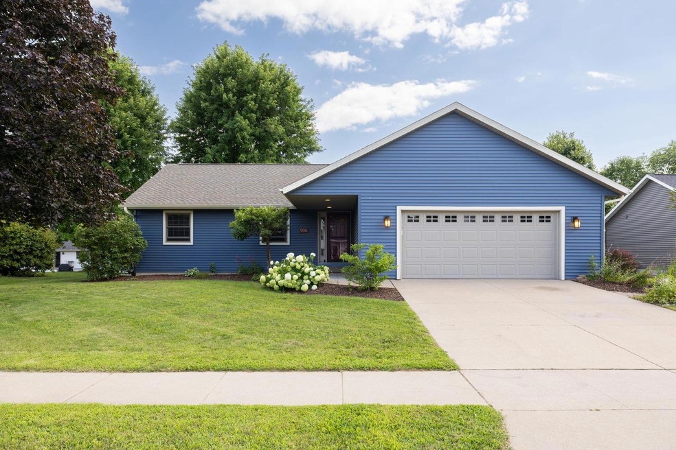 906 Eastwood St, Holmen, WI 54636 - photo 1