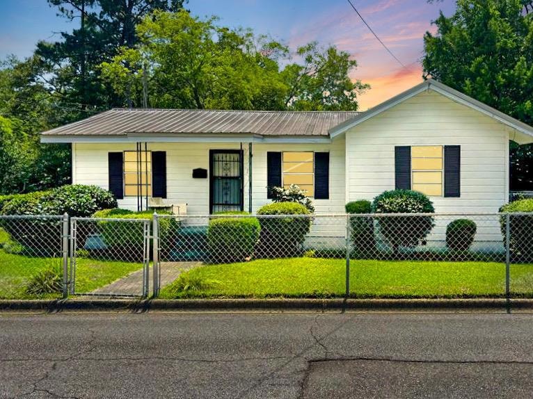 818 Parker St, Dothan, AL 36303 - photo 1