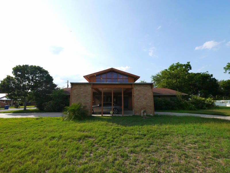 301 E Hutchinson St, Beeville, TX 78102 - photo 1