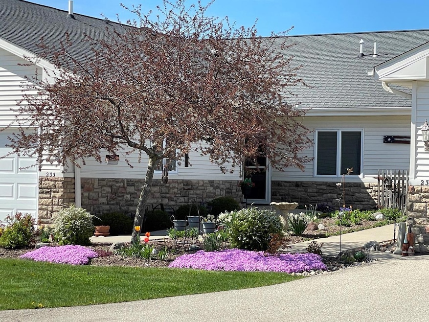 233 Creekside PL - Exterior