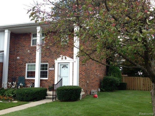 End unit with side yard