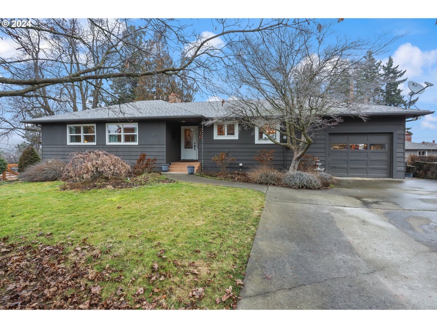 319 W 20th St, the Dalles, OR 97058 - photo 1