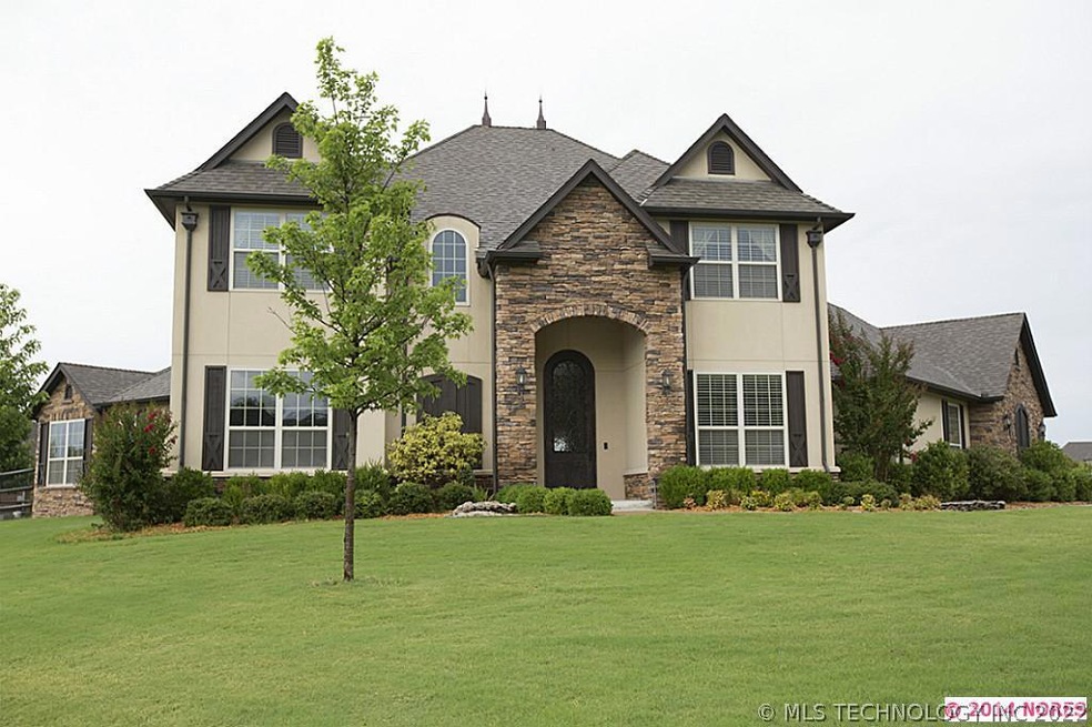 Beautiful Estate w/stunning pool & spill-over spa