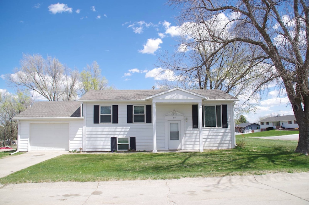 512 Sioux Ln, Broken Bow, NE 68822 - photo 1