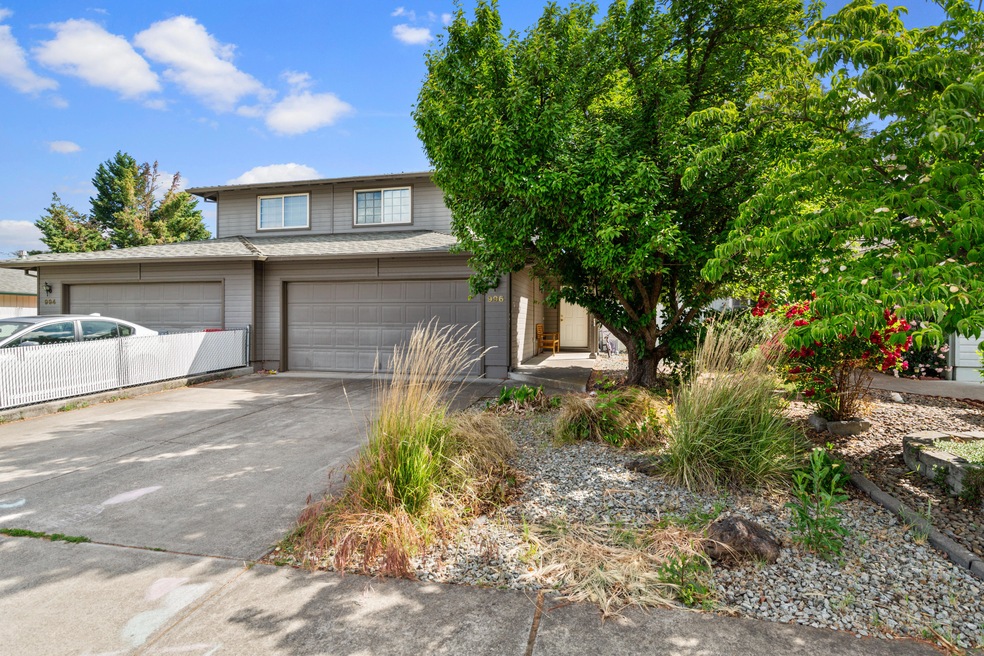 996 Glengrove Ave, Central Point, OR 97502 - photo 1