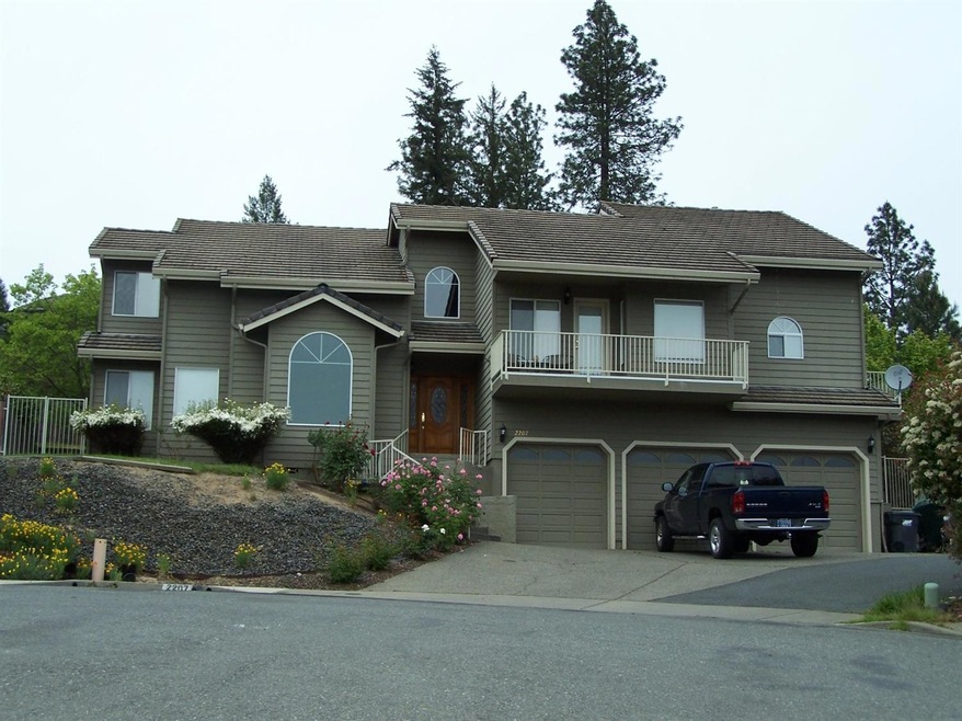 2207 NW Oxford Cir, Grants Pass, OR 97526 - photo 1